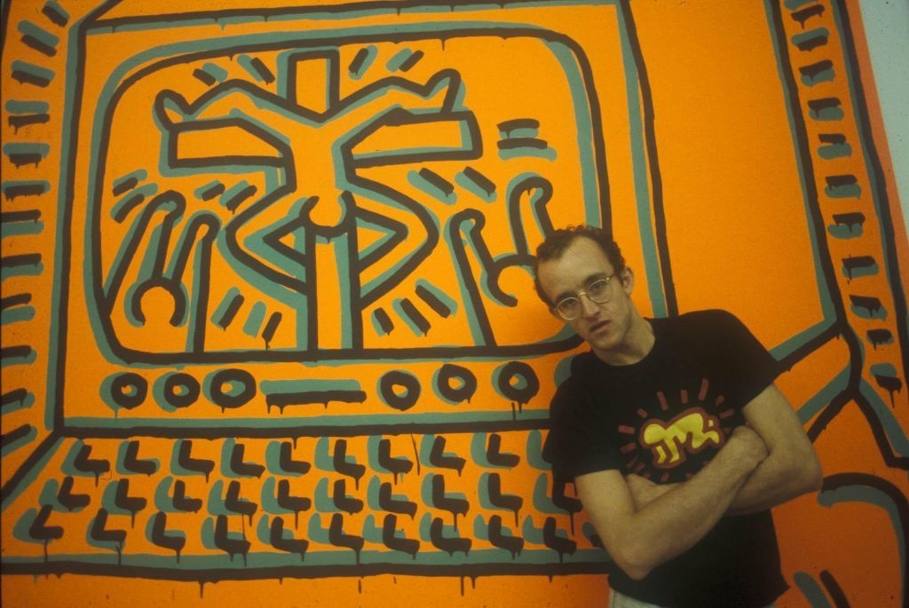 Keith Haring (1958-1990), artista pop morto a 32 anni. Gay dichiarato, era un sostenitore del sesso protetto e fu attivista per la lotta all&#39;AIDS.